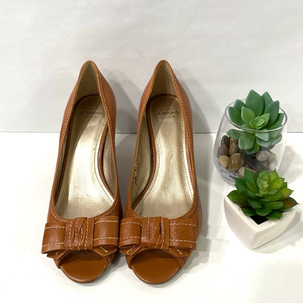 Joan-Davis Circa beautiful Tan heels.